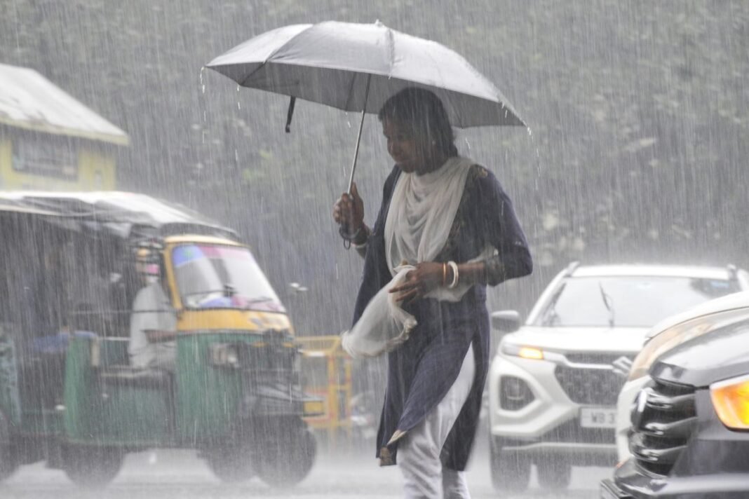 Chhattisgarh Monsoon Alert: प्रदेश में एक साथ सक्रिय हुए 3 मानसूनी सिस्टम, मध्य और दक्षिण छत्तीसगढ़ में जमकर बरसेंगे बादल Chhattisgarh Monsoon Alert: प्रदेश में एक साथ सक्रिय हुए 3 मानसूनी सिस्टम, मध्य और दक्षिण छत्तीसगढ़ में जमकर बरसेंगे बादल
