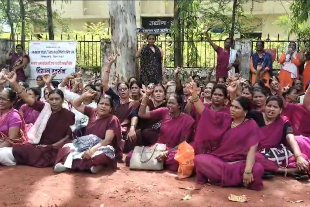 Betul Asha Workers: बैतूल में आशा कार्यकर्ताओं का हल्लाबोल, निश्चित वेतन और एरियर की मांग Betul Asha Workers: बैतूल में आशा कार्यकर्ताओं का हल्लाबोल, निश्चित वेतन और एरियर की मांग