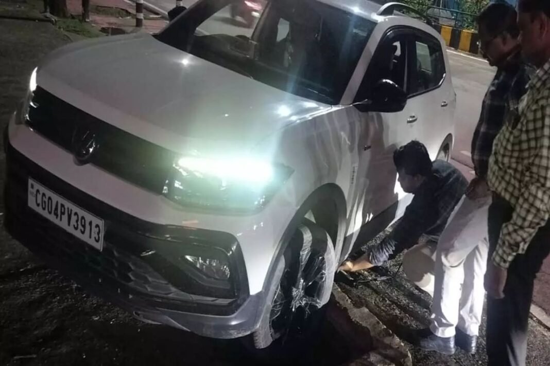Chhattisgarh Capital Roads: रायपुर के सिविल लाइन क्षेत्र में धंसी सड़क, चलती कार गड्ढे में धंसी; देखें लाइव तस्वीरें Chhattisgarh Capital Roads: रायपुर के सिविल लाइन क्षेत्र में धंसी सड़क, चलती कार गड्ढे में धंसी; देखें लाइव तस्वीरें