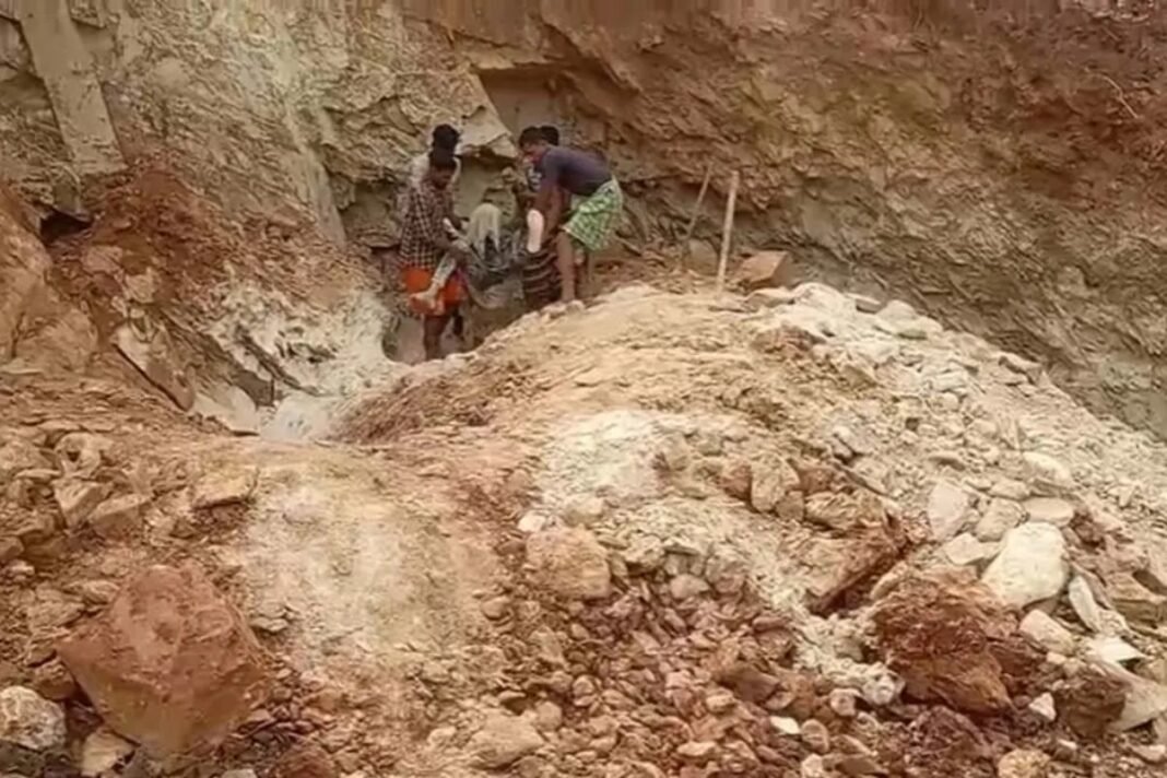 Surajpur Mine Collapse Update: सूरजपुर के लांची गांव में बड़ा हादसा, अवैध खदान में चट्टान गिरने से दो मजदूरों की मौके पर ही मौत Surajpur Mine Collapse Update: सूरजपुर के लांची गांव में बड़ा हादसा, अवैध खदान में चट्टान गिरने से दो मजदूरों की मौके पर ही मौत