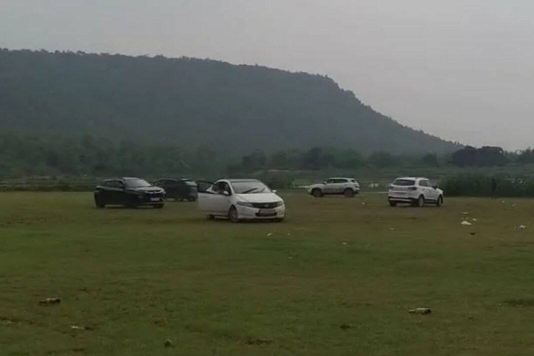 Dangerous Car Stunt in Surajpur: जान जोखिम में डाल रील बनाने का क्रेज, सूरजपुर के मोरभंज में कार से ‘डोनट्स’ बनाते दिखे मनचले Dangerous Car Stunt in Surajpur: जान जोखिम में डाल रील बनाने का क्रेज, सूरजपुर के मोरभंज में कार से ‘डोनट्स’ बनाते दिखे मनचले