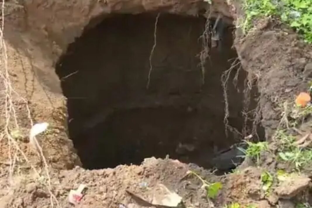 Anuppur News: SECL और प्रशासन की बड़ी लापरवाही, PM श्री स्कूल के पास अचानक धंसी जमीन; 800 बच्चों की जिंदगी दांव पर, पटवारी नदारद Anuppur News: SECL और प्रशासन की बड़ी लापरवाही, PM श्री स्कूल के पास अचानक धंसी जमीन; 800 बच्चों की जिंदगी दांव पर, पटवारी नदारद