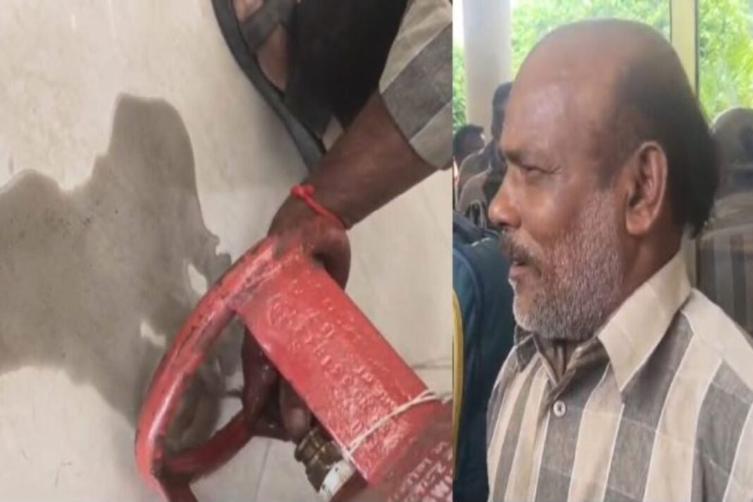 Indore Collector Jansunwai News: इंदौर जनसुनवाई में पहुंचा अजीबो-गरीब मामला: गैस सिलेंडर में भरा था पानी, मजदूर ने कलेक्टर से की शिकायत Indore Collector Jansunwai News: इंदौर जनसुनवाई में पहुंचा अजीबो-गरीब मामला: गैस सिलेंडर में भरा था पानी, मजदूर ने कलेक्टर से की शिकायत