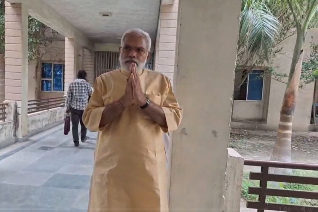 Datia News: दतिया उप-चुनाव में पीएम मोदी के हमशक्ल की एंट्री; भाजपा प्रत्याशी के लिए किया जनसंपर्क, सेल्फी लेने उमड़ी भीड़ Datia News: दतिया उप-चुनाव में पीएम मोदी के हमशक्ल की एंट्री; भाजपा प्रत्याशी के लिए किया जनसंपर्क, सेल्फी लेने उमड़ी भीड़