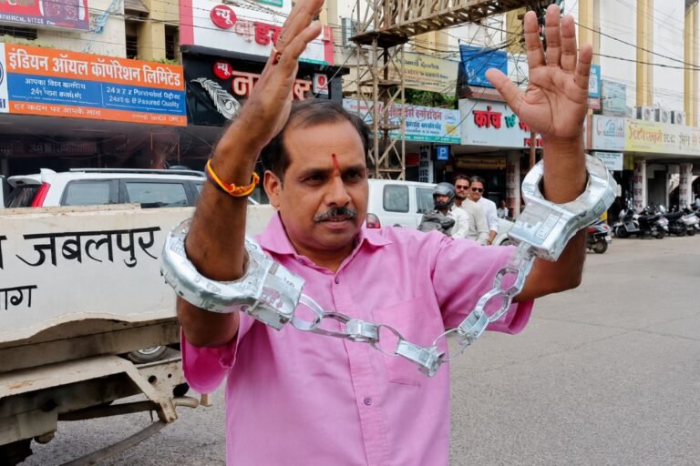 Unique Protest In Jabalpur: ‘नोटों की हथकड़ी’ लेकर लोकायुक्त दफ्तर पहुंचे मध्यभारत मोर्चा के कार्यकर्ता; सरकार की नीति पर उठाए सवाल