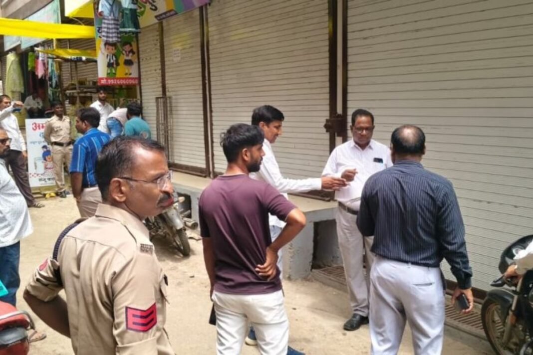 Satwas School Uniform Monopoly: देवास में निजी स्कूलों और कान्हा कलेक्शन की सांठगांठ उजागर; 12 स्कूलों की यूनिफॉर्म मिलने पर दुकान सील Satwas School Uniform Monopoly: देवास में निजी स्कूलों और कान्हा कलेक्शन की सांठगांठ उजागर; 12 स्कूलों की यूनिफॉर्म मिलने पर दुकान सील