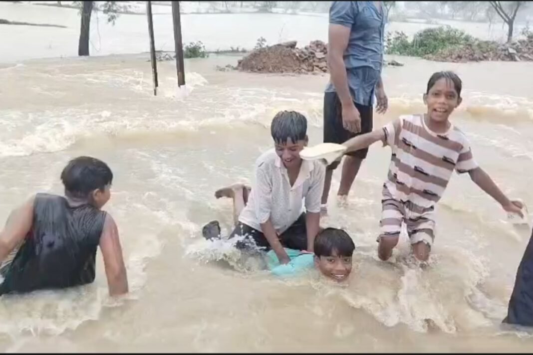Bilaspur Tifra Waterlogging: तिफरा में सड़क बनी वाटरपार्क, मस्तूरी हाईवे डूबा; कुटिघाट नदी के उफान से मंदिर परिसर जलमग्न Bilaspur Tifra Waterlogging: तिफरा में सड़क बनी वाटरपार्क, मस्तूरी हाईवे डूबा; कुटिघाट नदी के उफान से मंदिर परिसर जलमग्न