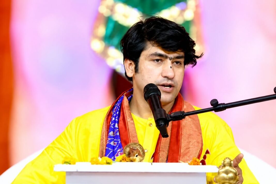 Baba Bageshwar In Hyderabad: मौलाना के बयान पर बाबा बागेश्वर का तीखा पलटवार: बोले— “अमर-अकबर-एंथनी का बाप भी हिंदू निकला” Baba Bageshwar In Hyderabad: मौलाना के बयान पर बाबा बागेश्वर का तीखा पलटवार: बोले— “अमर-अकबर-एंथनी का बाप भी हिंदू निकला”