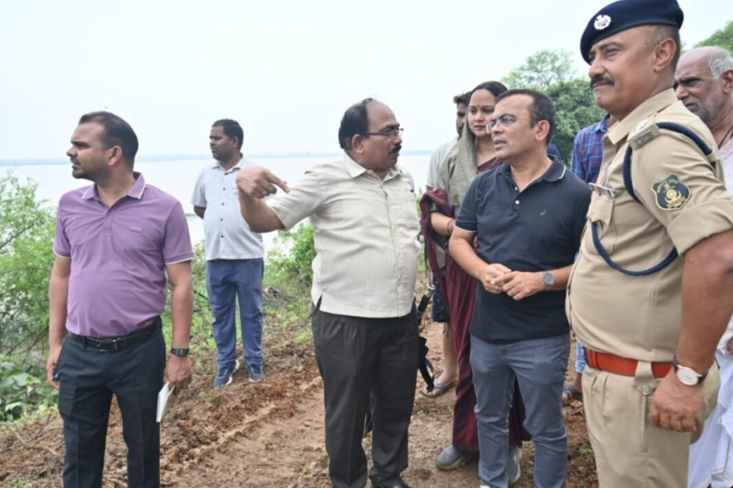 Mission Mode Repair: कर्रा नाला जलाशय की मरम्मत युद्धस्तर पर जारी; कलेक्टर जन्मेजय महोबे और एसपी विजय कुमार पांडेय ने किया निरीक्षण Mission Mode Repair: कर्रा नाला जलाशय की मरम्मत युद्धस्तर पर जारी; कलेक्टर जन्मेजय महोबे और एसपी विजय कुमार पांडेय ने किया निरीक्षण