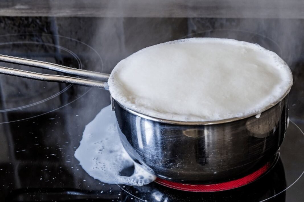 Prevent Milk From Boiling Over: नजर हटते ही उफन जाता है दूध? इस आसान ट्रिक से गैस चूल्हा गंदा होने और बर्बादी से मिलेगा छुटकारा Prevent Milk From Boiling Over: नजर हटते ही उफन जाता है दूध? इस आसान ट्रिक से गैस चूल्हा गंदा होने और बर्बादी से मिलेगा छुटकारा