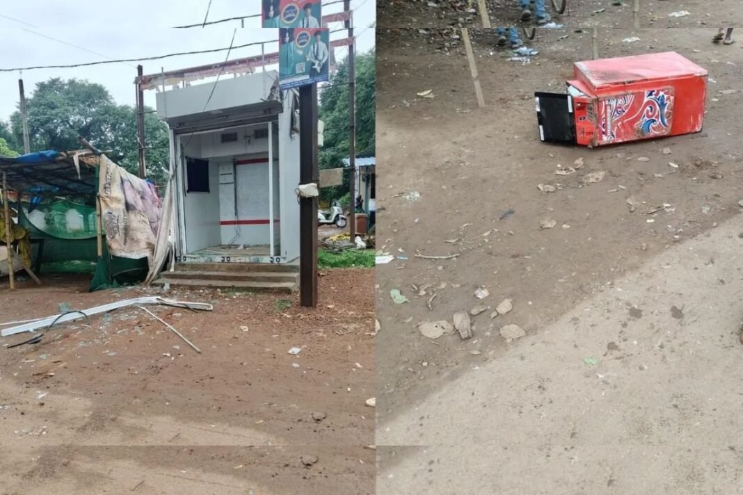 Major Theft Attempt in Bastar: बस्तर में एटीएम उखाड़ ले गए शातिर चोर; कैश बॉक्स निकालने में रहे नाकाम, पुलिस जांच में जुटी Major Theft Attempt in Bastar: बस्तर में एटीएम उखाड़ ले गए शातिर चोर; कैश बॉक्स निकालने में रहे नाकाम, पुलिस जांच में जुटी