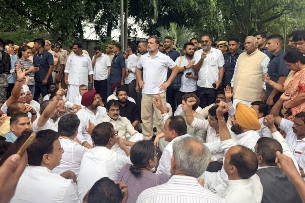High Drama Outside PM Residence: पीएम आवास के बाहर धरना दे रहे राहुल गांधी और प्रियंका गांधी हिरासत में; अखिलेश यादव को भी हटाया High Drama Outside PM Residence: पीएम आवास के बाहर धरना दे रहे राहुल गांधी और प्रियंका गांधी हिरासत में; अखिलेश यादव को भी हटाया