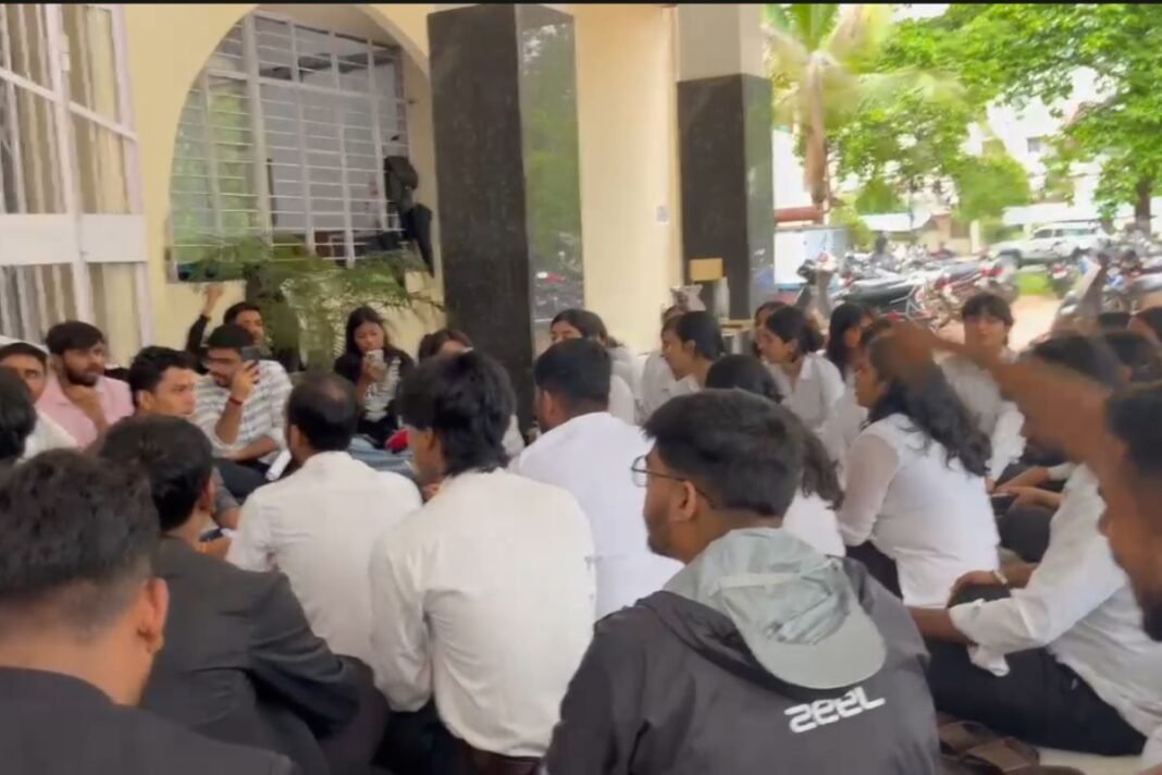 GGV Law Paper Leak Controversy: बिलासपुर गुरु घासीदास यूनिवर्सिटी में लॉ पेपर लीक पर बवाल; छात्रों के भारी विरोध और घेराव के बाद प्रबंधन झुका GGV Law Paper Leak Controversy: बिलासपुर गुरु घासीदास यूनिवर्सिटी में लॉ पेपर लीक पर बवाल; छात्रों के भारी विरोध और घेराव के बाद प्रबंधन झुका