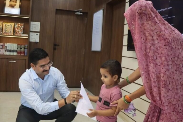 Compassionate Appointment in Katni Police: कटनी में मानवीय संवेदना की अनोखी मिसाल; महज 2 साल 5 माह का मासूम बना बाल आरक्षक, SP अभिनय विश्वकर्मा ने सौंपा पत्र