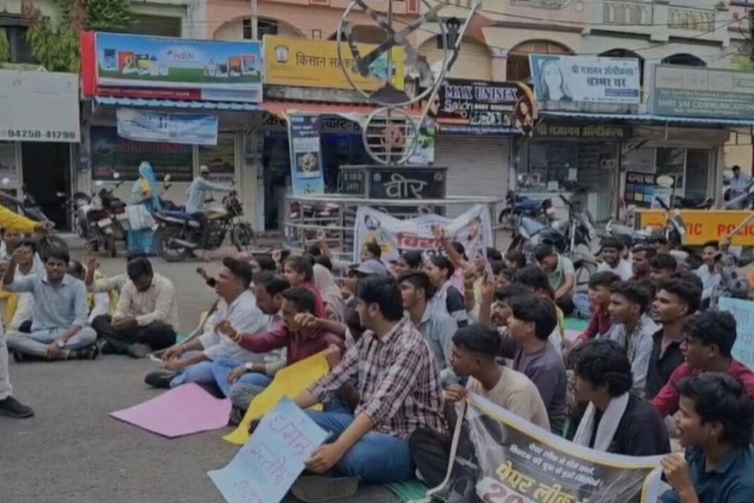 Harda Student Protest Over NEET Scandal: हरदा में NEET पेपर लीक के विरोध में सड़कों पर उतरे छात्र; हाथों में तख्तियां लेकर की नारेबाजी, शिक्षा मंत्री का मांगा इस्तीफा Harda Student Protest Over NEET Scandal: हरदा में NEET पेपर लीक के विरोध में सड़कों पर उतरे छात्र; हाथों में तख्तियां लेकर की नारेबाजी, शिक्षा मंत्री का मांगा इस्तीफा