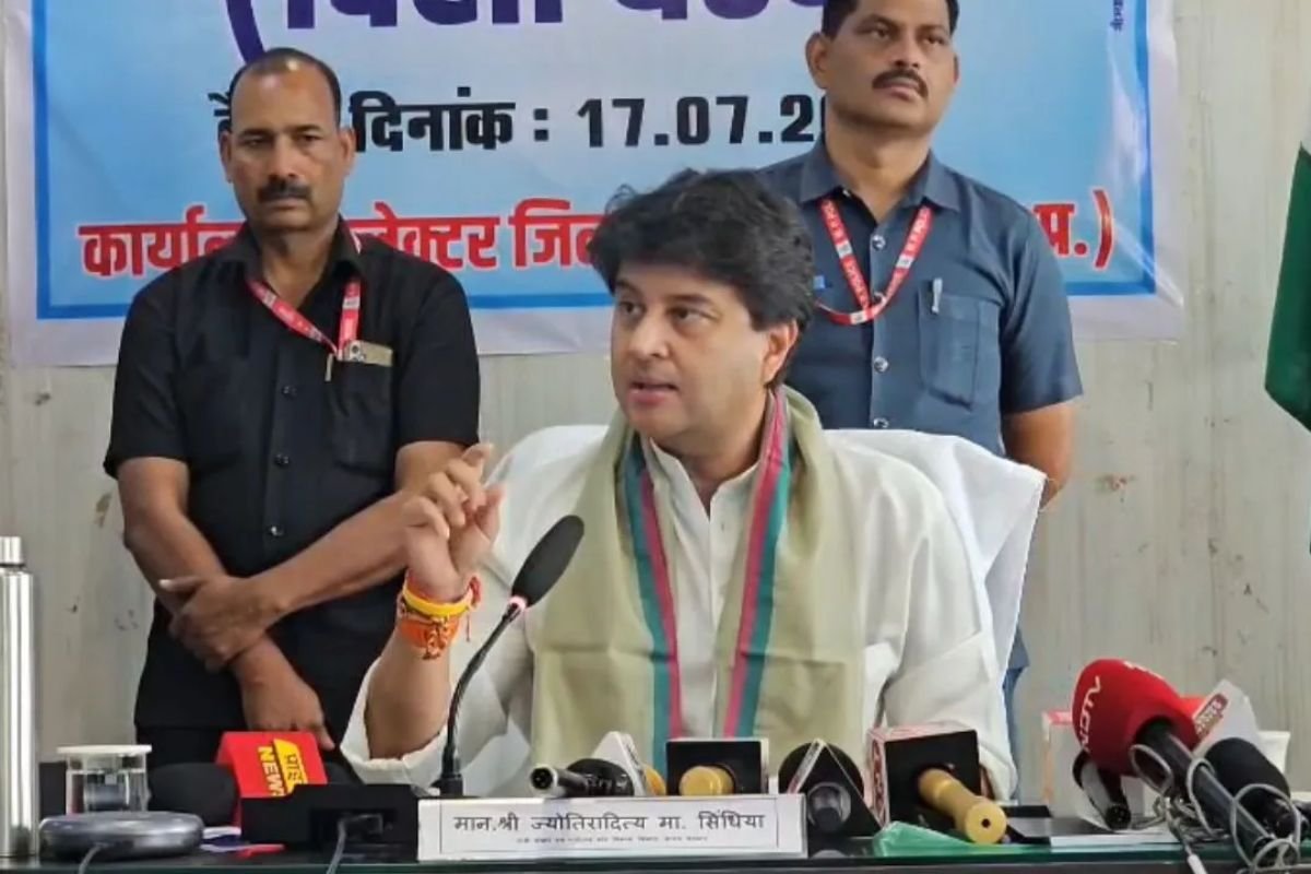 Scindia Campaign in Datia By-Election: ‘दतिया से मेरा 300% दिल का रिश्ता है’: ज्योतिरादित्य सिंधिया ने कांग्रेस पर साधा निशाना; बोले— “उन्हें देश की नहीं, अपनी राजनीतिक रोटी सेंकने की चिंता”