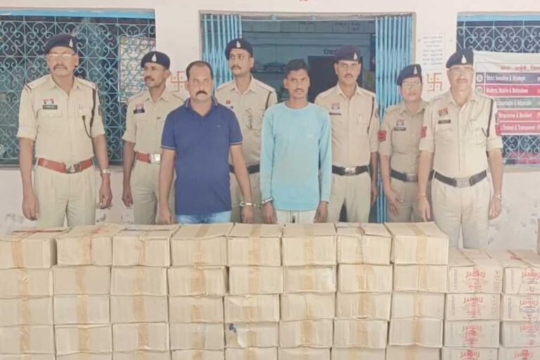 Major Liquor Raid in Dhamtari CG: धमतरी पुलिस की अब तक की सबसे बड़ी कार्रवाई; 53 पेटी देसी शराब के साथ दो आरोपी गिरफ्तार