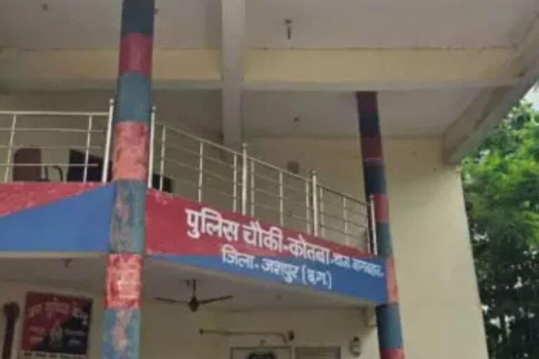 Major Police Action in Jashpur: सुनसान खेत में बैल की हत्या कर मांस बांट रहे थे आरोपी; घेराबंदी कर पुलिस ने दबोचा, भारी मात्रा में मांस व हथियार बरामद