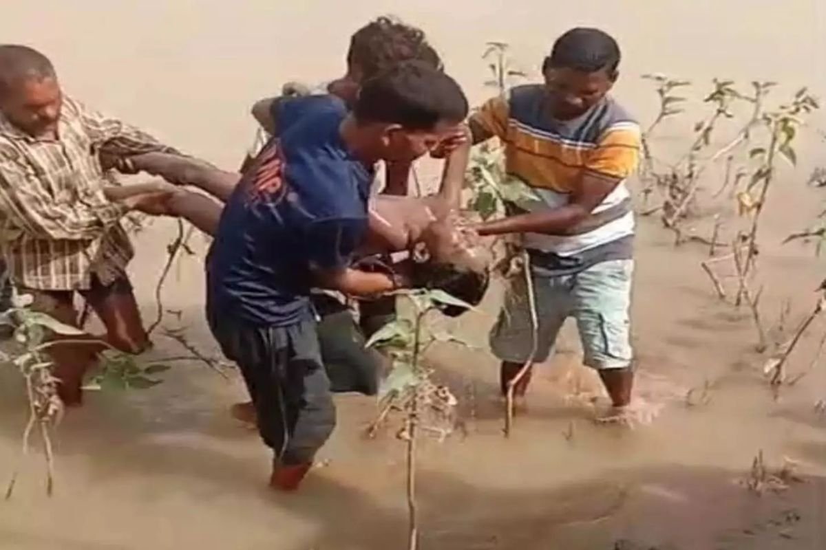 Tragic Drowning Incident in Surajpur: बारिश में उफनाई घुनघुट्टा नदी में डूबने से 10 वर्षीय मासूम की मौत; कुंजनगर गांव में पसरा मातम