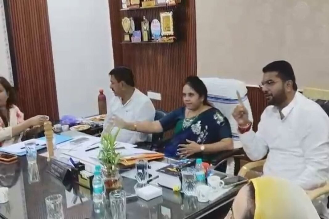 Coordination Issue in RMC: जोन अध्यक्ष और कमिश्नर में तालमेल की कमी; पार्षदों की अनदेखी पर गरमाया रायपुर नगर निगम Coordination Issue in RMC: जोन अध्यक्ष और कमिश्नर में तालमेल की कमी; पार्षदों की अनदेखी पर गरमाया रायपुर नगर निगम