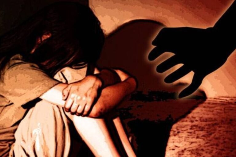 Kondagaon Crime News: कोंडागांव में रिश्तों का कत्ल: 8 साल की मासूम बेटी से दुष्कर्म करने वाला कलयुगी पिता गिरफ्तार, ससुराल के दबाव को ठुकराकर मां ने दर्ज कराई FIR