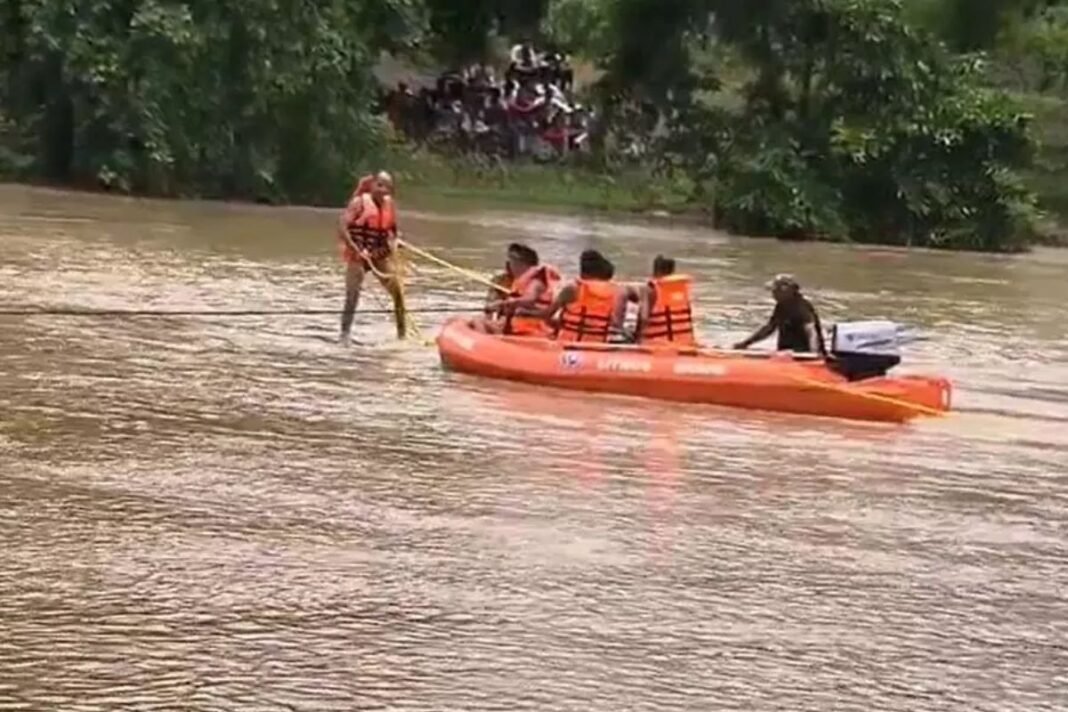 Baloda Bazar SDRF Rescue: आधी रात को उफनते नाले में बही बिजली विभाग की गाड़ी, एक कर्मचारी लापता Baloda Bazar SDRF Rescue: आधी रात को उफनते नाले में बही बिजली विभाग की गाड़ी, एक कर्मचारी लापता