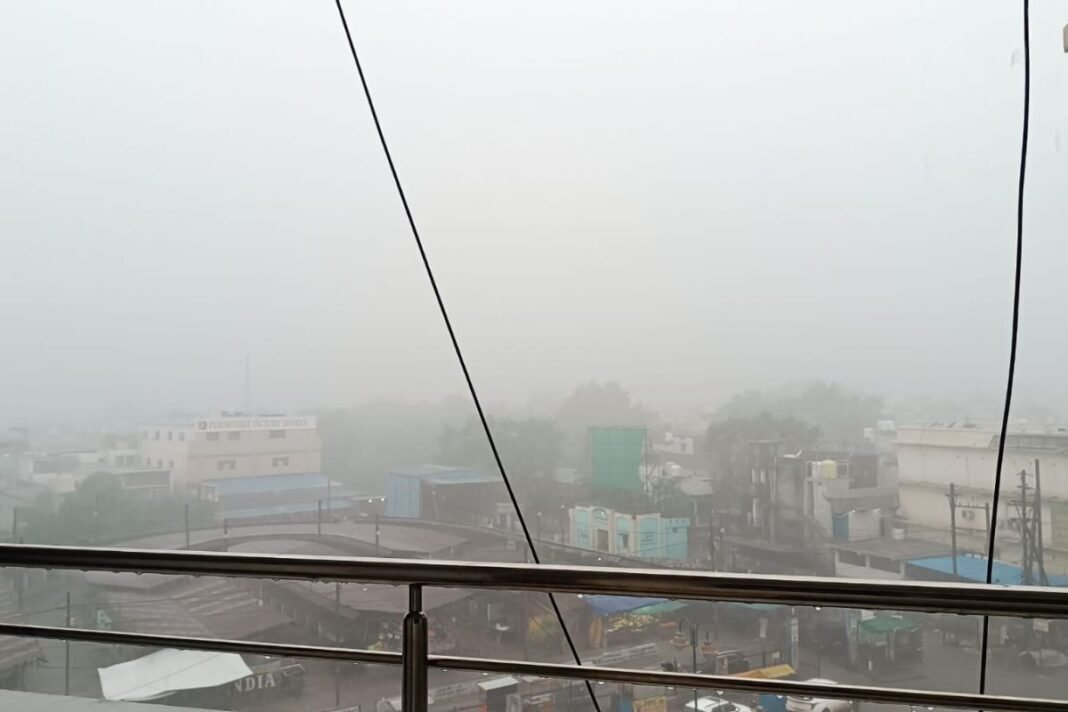 Raipur Weather Update: रायपुर में मौसम का मिजाज बदला, तेज आंधी और गरज-चमक के साथ झमाझम बारिश Raipur Weather Update: रायपुर में मौसम का मिजाज बदला, तेज आंधी और गरज-चमक के साथ झमाझम बारिश
