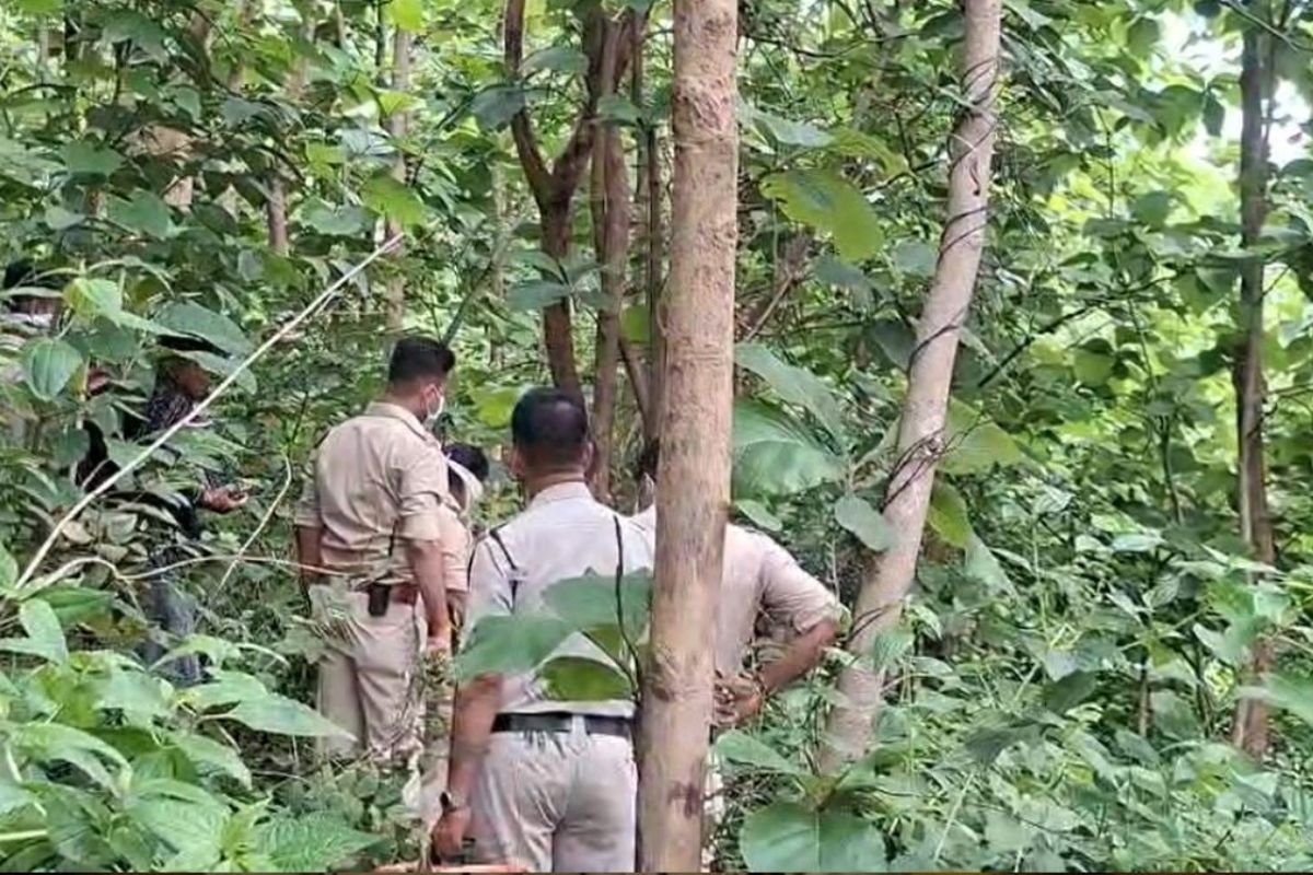 Crime News Ambikapur: महामाया पहाड़ पर मिला युवती का नरकंकाल; पेड़ से लटका मिला शव का हिस्सा, पुलिस जांच में जुटी Crime News Ambikapur: महामाया पहाड़ पर मिला युवती का नरकंकाल; पेड़ से लटका मिला शव का हिस्सा, पुलिस जांच में जुटी