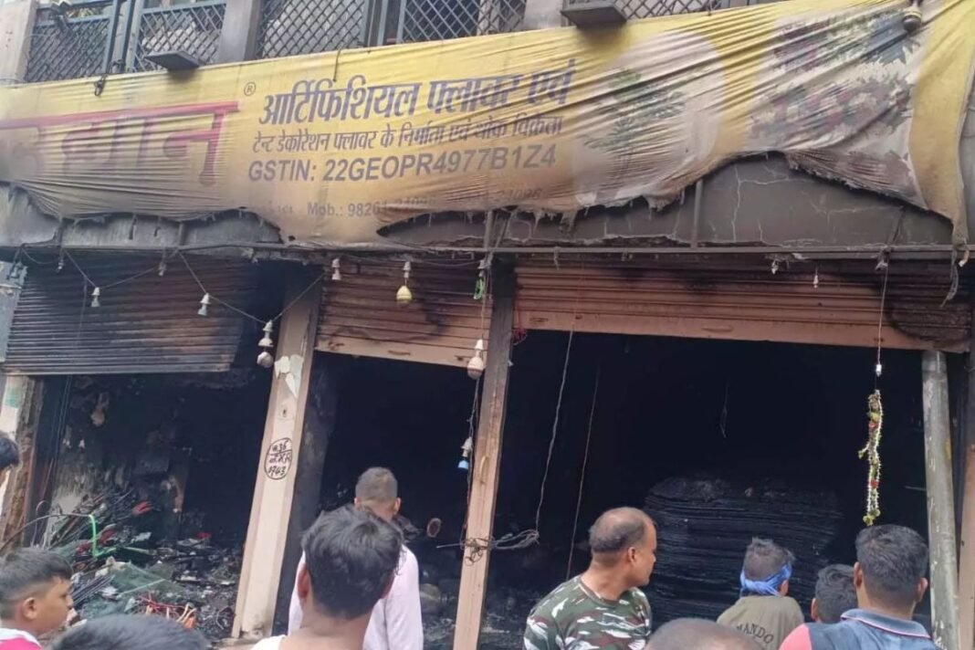 Raipur Shop Fire Accident: रामसागरपारा में दुकान में भड़की भीषण आग, ऊपर बने मकान में फंसे थे लोग, पुलिस ने खिड़कियों से निकाला सुरक्षित Raipur Shop Fire Accident: रामसागरपारा में दुकान में भड़की भीषण आग, ऊपर बने मकान में फंसे थे लोग, पुलिस ने खिड़कियों से निकाला सुरक्षित
