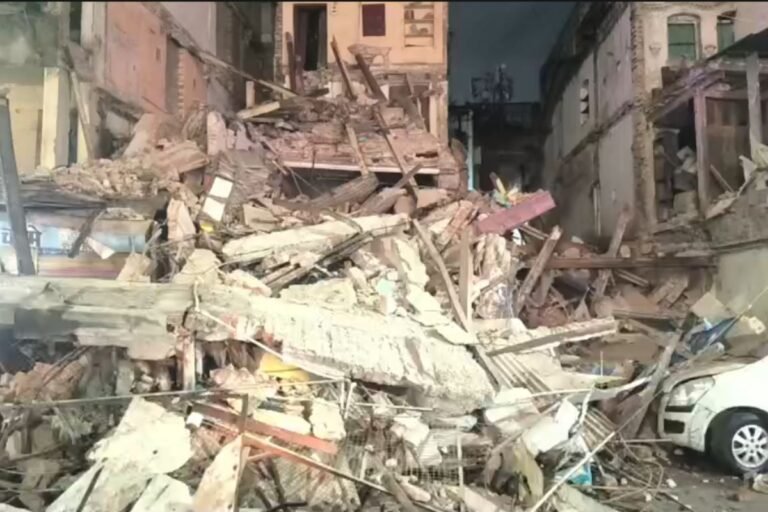 Jabalpur Building Collapse Accident: जबलपुर के सबसे व्यस्त बड़े फुहारा बाजार में ताश के पत्तों की तरह ढही तीन मंजिला इमारत, चंद सेकंड में मलबे में बदली बिल्डिंग; मची भारी भगदड़