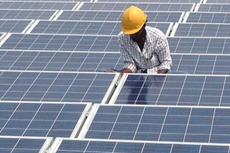 Best Solar Battery: ग्रिड की बिजली को कहें बाय-बाय, जानिए सोलर सिस्टम के लिए लिथियम-आयन और लीड-एसिड बैटरी का अंतर