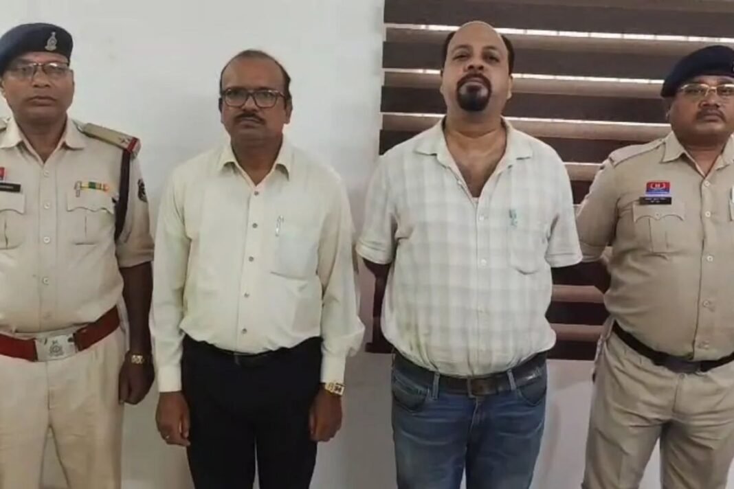 Bhilai Steel Plant: 250 टन लौह स्क्रैप चोरी के महाघोटाले में बड़ी कार्रवाई; भिलाई स्टील प्लांट के जीएम और इंजीनियर गिरफ्तार, अब तक 15 गिरफ्तारियां Bhilai Steel Plant: 250 टन लौह स्क्रैप चोरी के महाघोटाले में बड़ी कार्रवाई; भिलाई स्टील प्लांट के जीएम और इंजीनियर गिरफ्तार, अब तक 15 गिरफ्तारियां