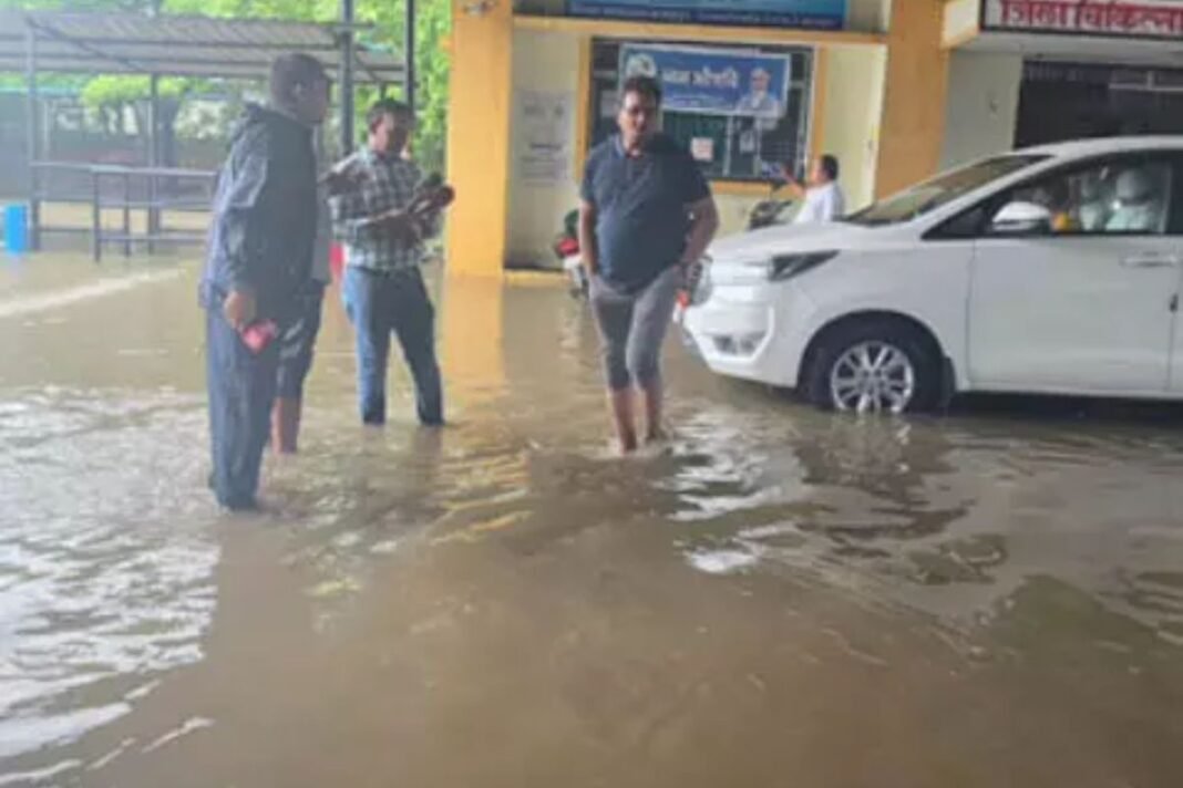 Rajnandgaon Hospital Floods: करोड़ों रुपये खर्च, फिर भी पहली बारिश में डूबा बसंतपुर जिला अस्पताल; दावों की खुली पोल Rajnandgaon Hospital Floods: करोड़ों रुपये खर्च, फिर भी पहली बारिश में डूबा बसंतपुर जिला अस्पताल; दावों की खुली पोल