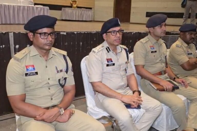 Raigarh Police Jan Samvad: रायगढ़ पुलिस की अनूठी पहल: “संस्कारों से युक्त, नशा-सट्टा से मुक्त रायगढ़” थीम पर आज होगा ‘पुलिस जन संवाद’; एसएसपी शशि मोहन सिंह ने समाज से मांगी सहभागिता