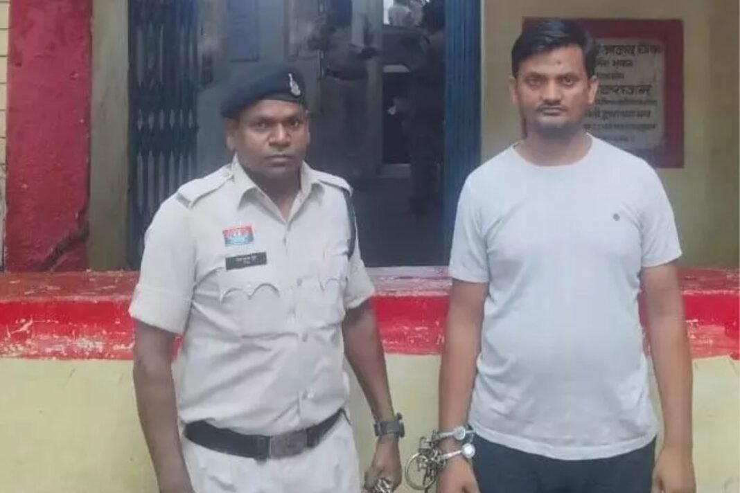 Fake Identity Documents Racket: रायपुर में ‘फर्जी दस्तावेज फैक्ट्री’ का पर्दाफाश: पार्षद के नकली लेटरहेड और दस्तखत से आधार व जन्म प्रमाण-पत्र बनाने वाला च्वाॅइस सेंटर संचालक गिरफ्तार Fake Identity Documents Racket: रायपुर में ‘फर्जी दस्तावेज फैक्ट्री’ का पर्दाफाश: पार्षद के नकली लेटरहेड और दस्तखत से आधार व जन्म प्रमाण-पत्र बनाने वाला च्वाॅइस सेंटर संचालक गिरफ्तार