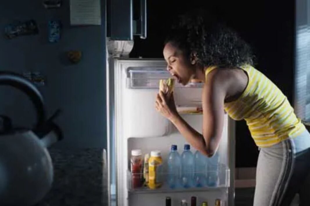 Side Effects Of Eating Late At Night: सोने से कितने घंटे पहले खाना है जरूरी? यहाँ समझें इसके पीछे का विज्ञान Side Effects Of Eating Late At Night: सोने से कितने घंटे पहले खाना है जरूरी? यहाँ समझें इसके पीछे का विज्ञान