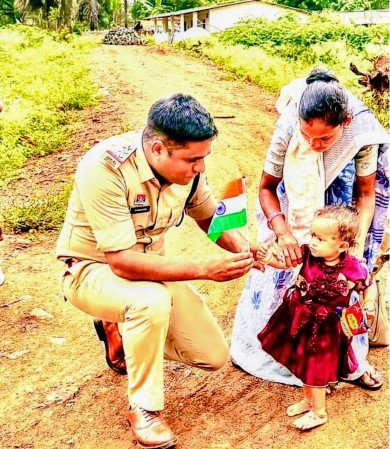 Sukma News: कभी नक्सलियों का गढ़ रहा चिंतागुफा अब बदल रहा तस्वीर, ‘निवा दुवाड़ ते’ से ग्रामीणों के द्वार पहुंची सुकमा पुलिस