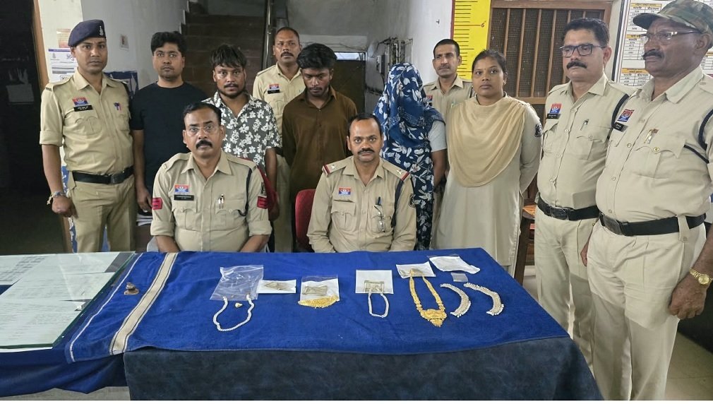 Janjgir-Champa Crime: बलौदा में लाखों की चोरी का खुलासा, महिला समेत 4 आरोपी गिरफ्तार; 3 नाबालिग भी शामिल