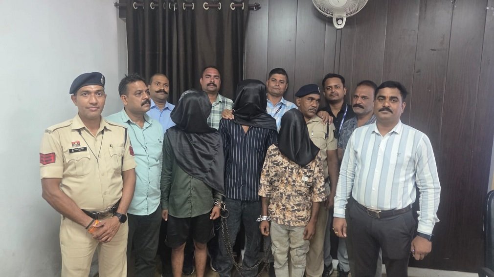 Bilaspur Crime News: गतौरा शराब दुकान में लूट का खुलासा, 3 आरोपी गिरफ्तार; कर्ज चुकाने के लिए बनाई थी वारदात की साजिश