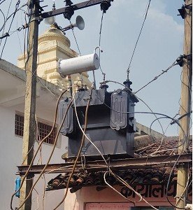 Balrampur News: आकाशीय बिजली से जला मुख्य ट्रांसफार्मर, बरती कला में बिजली गुल