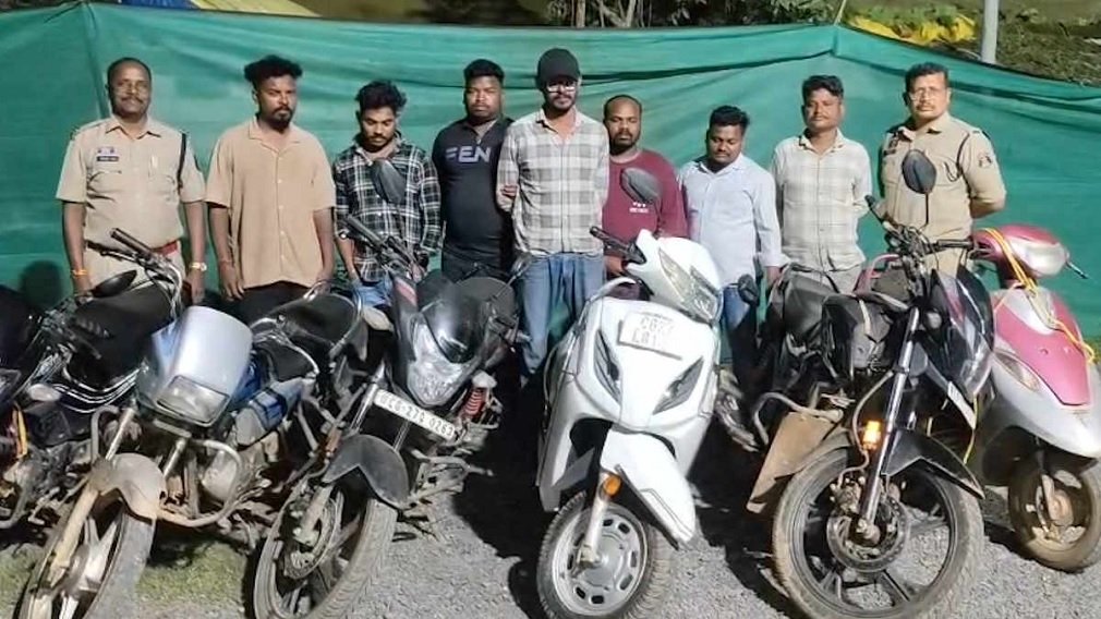 Kondagaon Crime: कोंडागांव पुलिस की बड़ी कार्रवाई, जंगल में जुआ खेल रहे 7 जुआरी गिरफ्तार; 2.01 लाख की सामग्री जब्त