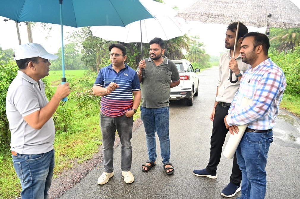 Janjgir Champa News: बारिश के बीच खेतों तक पहुंचे कलेक्टर, कलेक्टर ने फील्ड पहुंचकर देखा डिजिटल क्रॉप सर्वे, एग्रीस्टैक पंजीयन और नक्शा बटांकन की प्रगति