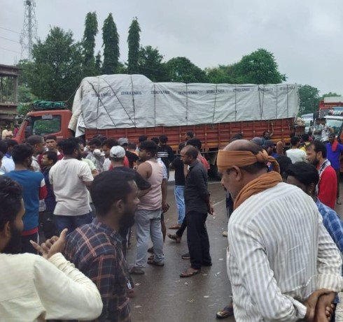 Chhattisgarh Truck Drivers Protest: NH-30 पर ट्रक ड्राइवरों का चक्काजाम, RTO पर गाली-गलौज और मारपीट का आरोप