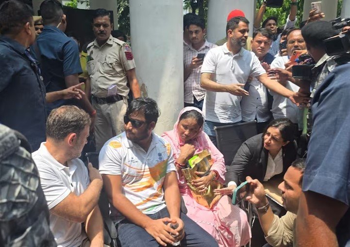 Congress Protest: पैलेट गन पर बहस के बाद थाने में धरने पर बैठे राहुल-प्रियंका, भजन और चरखे के साथ कांग्रेस का प्रदर्शन