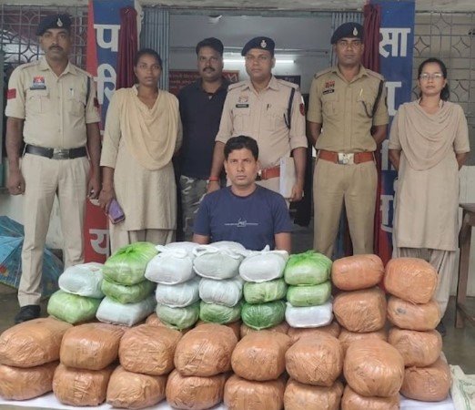 Surajpur Crime News: बोलेरो में छिपाकर ले जा रहे थे 44 लाख का गांजा, चेकिंग देखकर भागा आरोपी; पीछा कर पुलिस ने दबोचा