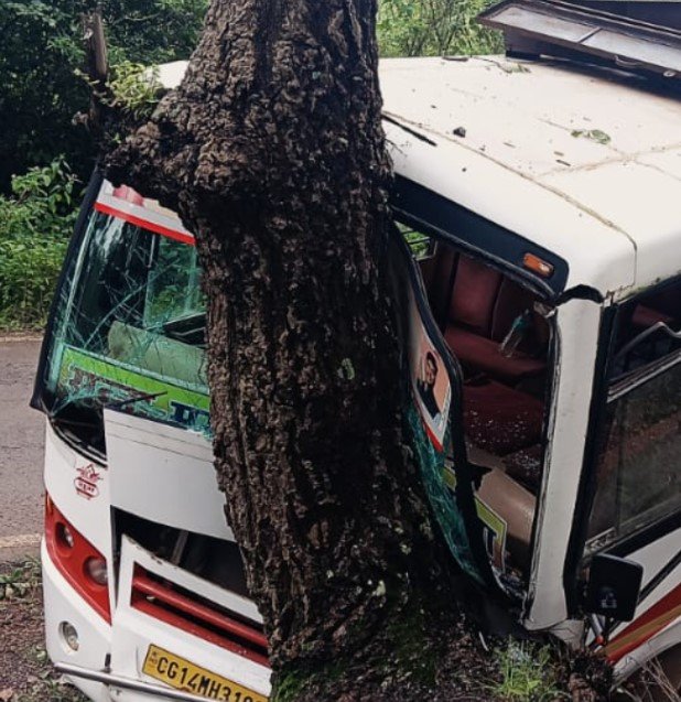 Jashpur Accident: जशपुर में तेज रफ्तार बस पेड़ से टकराई, आधा दर्जन से अधिक यात्री घायल; अस्पताल में भर्ती