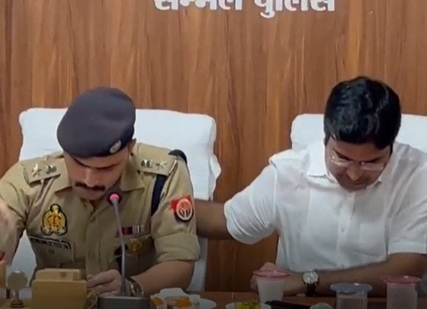 IPS KK Bishnoi: संभल में भावुक हुए IPS केके बिश्नोई, विदाई समारोह में छलके आंसू; DM ने पानी पिलाकर संभाला