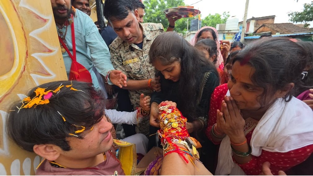 Bageshwar Sarkar: रक्षा सूत्र में बंधा आस्था का अटूट रिश्ता, चबूतरे पर बैठकर देशभर से आई बहनों ने बागेश्वर सरकार को बांधी राखी