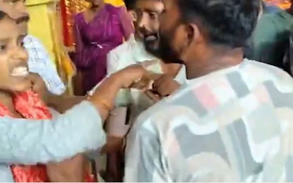 Chhattisgarh News: रतनपुर महामाया मंदिर में युवक की चप्पल से पिटाई, भाजपा नेत्री पद से हटाई गईं; दोनों पक्षों पर FIR