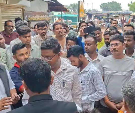 Bemetara News: लोहिया पेपर मिल में मजदूर की मौत, परिजनों और क्रांति सेना का प्रदर्शन जारी; 50 लाख मुआवजा और नौकरी की मांग